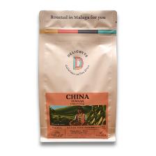 Bolsa de café de especialidad China Yunnan de la tienda de café de especialidad, con etiqueta ilustrada de plantación de café.