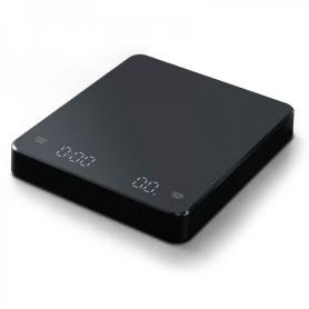 Balanza digital negra de precisión para café, ideal para el uso en tienda de café de especialidad.